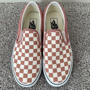 Vans Classic Slip-On Checkerboard, Rosette/ True White, Unisex US W 8.5, M 7.0.